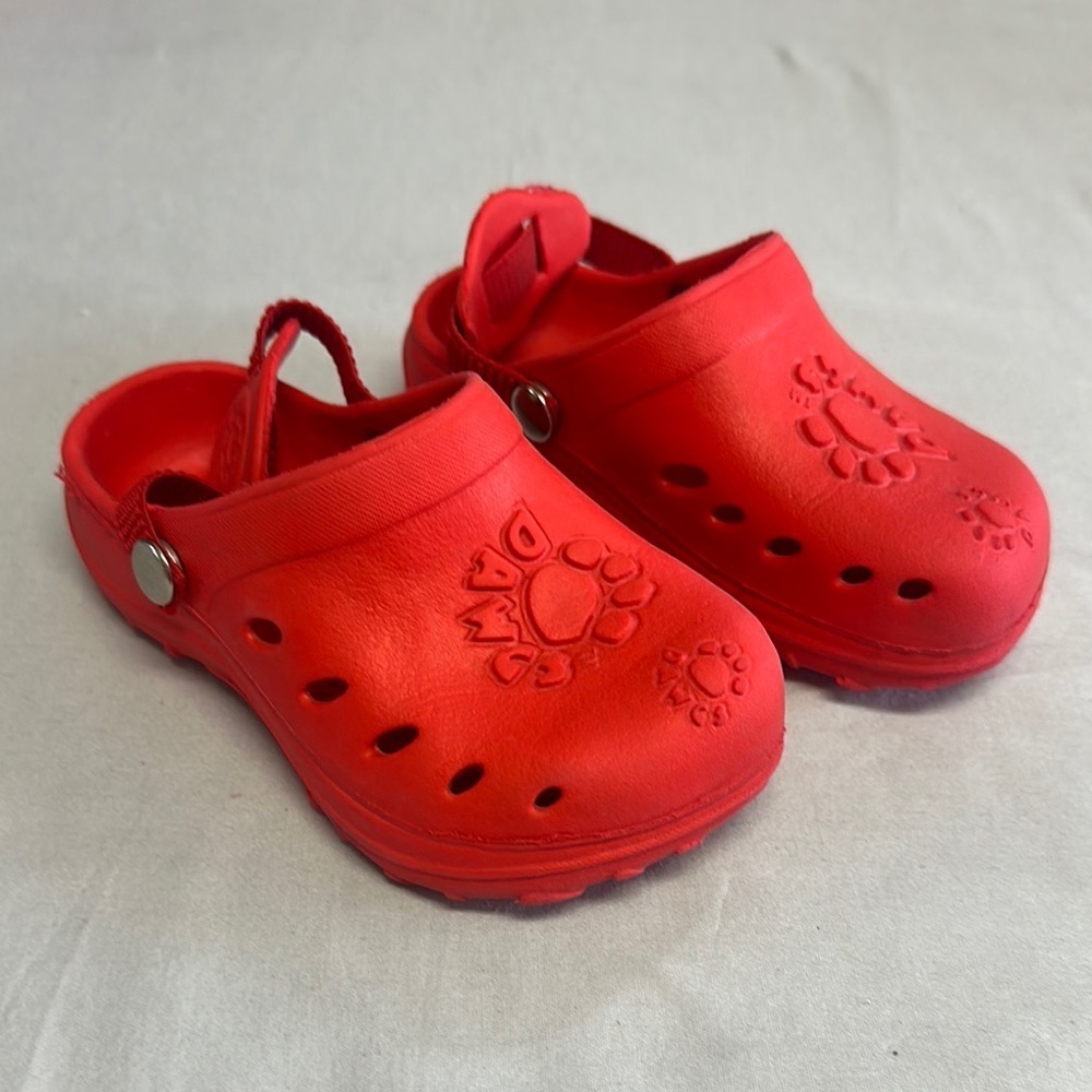 ⭐️ Dawgs Red Sandals with Ventilation and Heel Strap